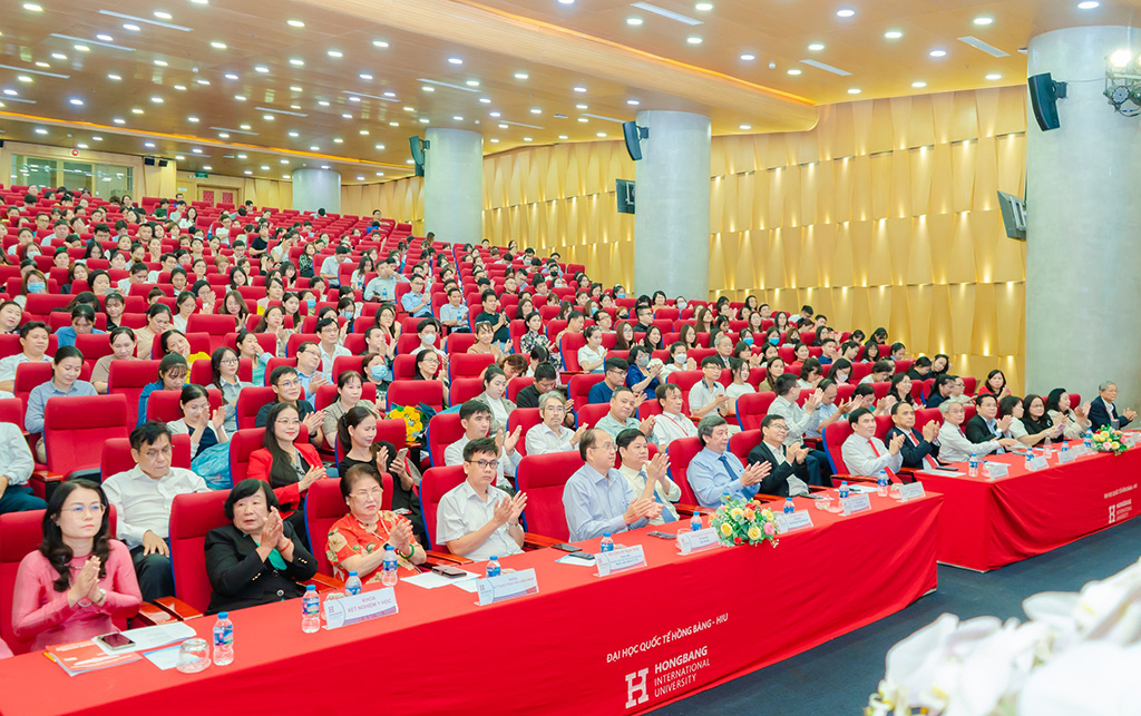 Lễ khai giảng chương trình đào tạo trình độ Tiến sĩ, Thạc sĩ, Chuyên khoa II và Chuyên Khoa I đợt 1 năm 2025 diễn ra tại Hội trường Bethoveen.