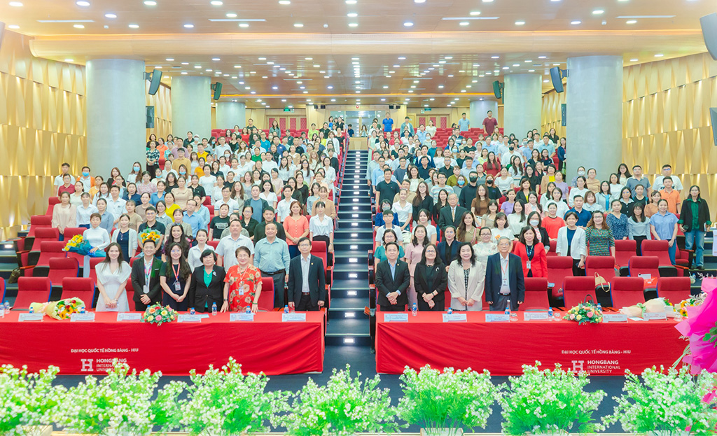 Lãnh đạo nhà trường, khách mời và học viên chụp ảnh lưu niệm