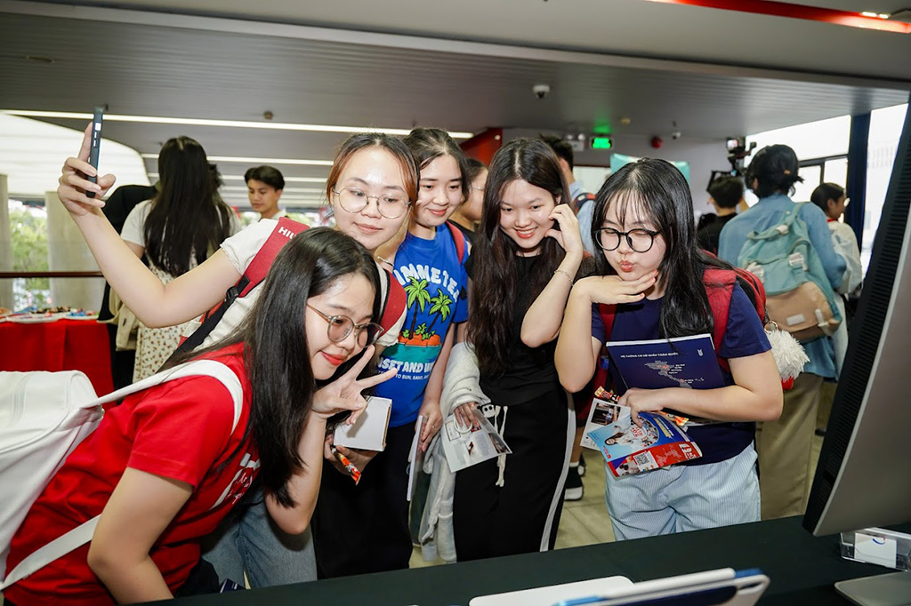 Các bạn sinh viên HIU hào hứng chụp ảnh check-in trước giờ trao giải