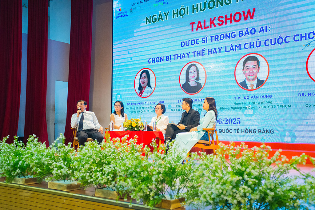 ThS. Đỗ Văn Dũng – Nguyên Trưởng phòng Nghiệp vụ Dược, Sở Y tế TP.HCM chia sẻ tại talkshow