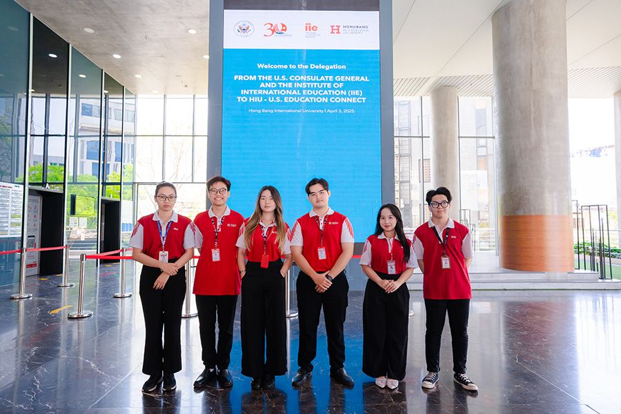 Nhóm sinh viên Quan hệ Quốc tế Trường Đại học Quốc tế Hồng Bàng tại sự kiện đón tiếp phái đoàn Hoa Kỳ.