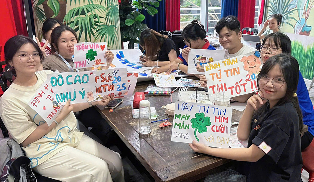 Sinh viên HIU tất bật vẽ tranh cổ động và vận chuyển những vật phẩm như bánh, nước, bút, tập... trước ngày ra quân (22/6)