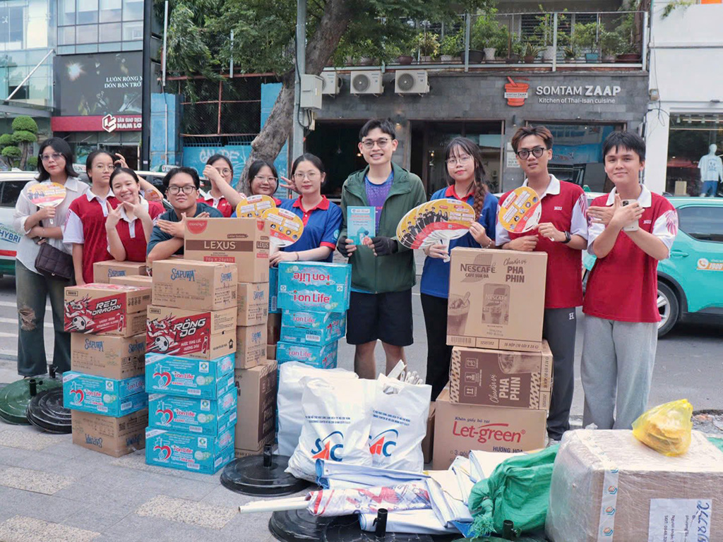 Sinh viên HIU tất bật vẽ tranh cổ động và vận chuyển những vật phẩm như bánh, nước, bút, tập... trước ngày ra quân