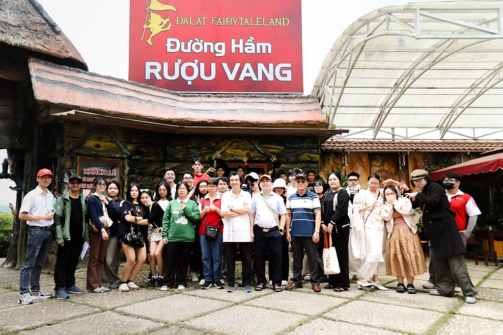 Đoàn đến tham quan Đường hầm Rượu vang Vĩnh Tiến một trong sáu địa danh trong lịch trình kiến tập