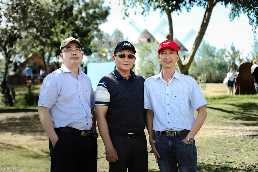 (Từ phải qua trái) ThS. Lê Văn Thanh, ThS. Huỳnh Quang Cường, TS. Trần Văn Hùng