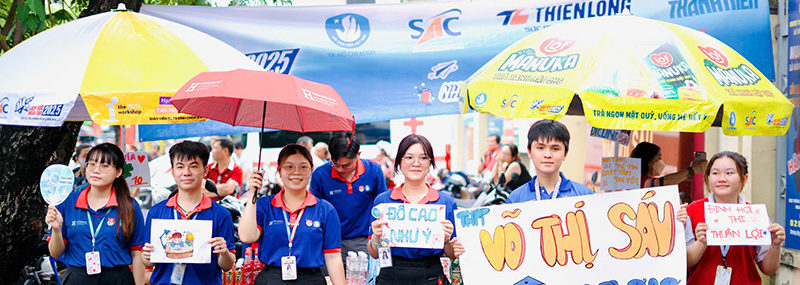 Sinh viên HIU đồng hành, tiếp sức sĩ tử 2K7 vượt vũ môn