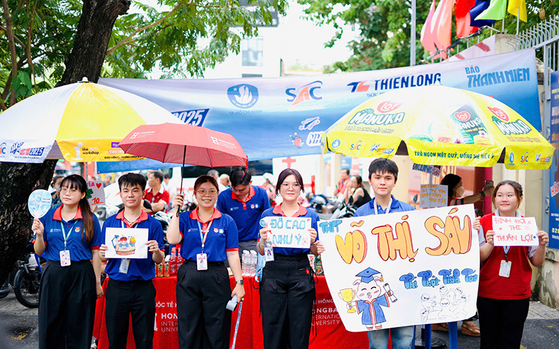 Sinh viên HIU đồng hành, tiếp sức sĩ tử 2K7 vượt vũ môn