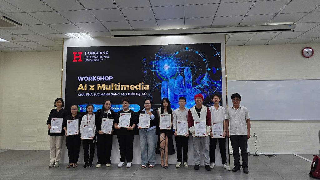 ThS. Nguyễn Văn San (bìa phải) trao giấy chứng nhận diễn giả Workshop có chữ ký của Ban giám hiệu Nhà trường cho các bạn sinh viên