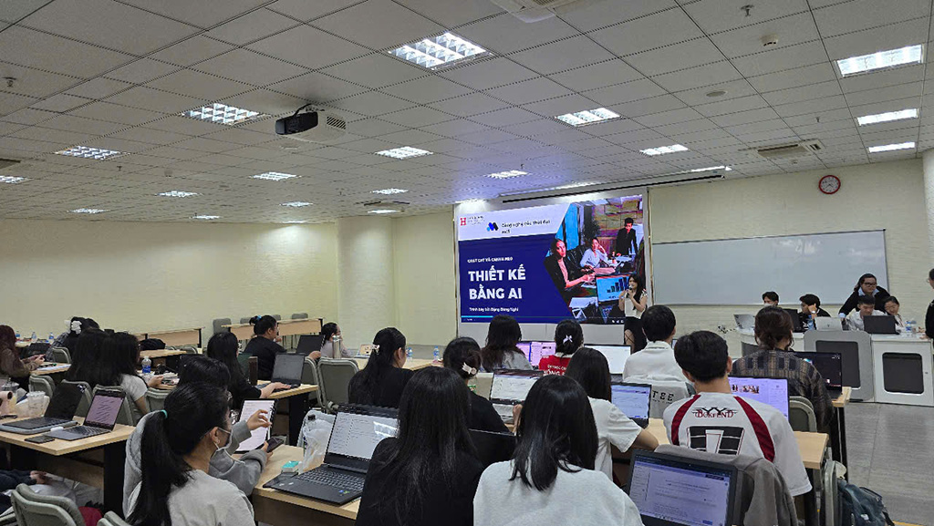 Không khí buổi workshop do các bạn sinh viên năm cuối dẫn dắt