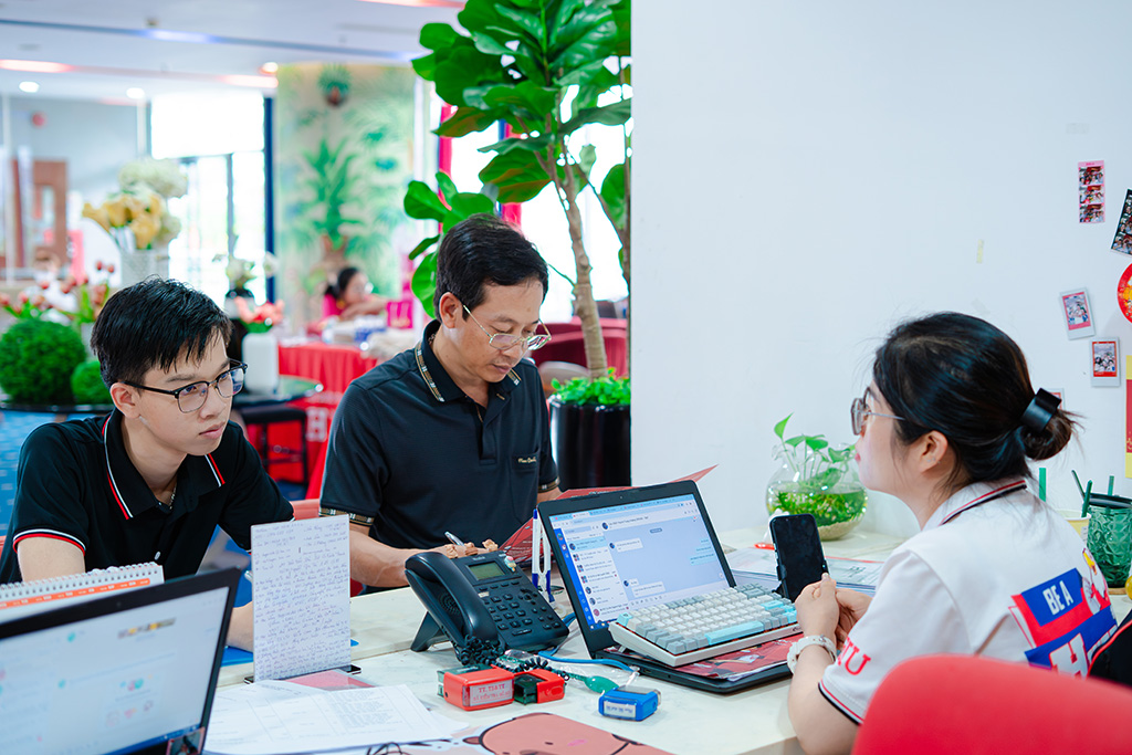 Điểm sàn xét tuyển đối với phương thức kết kết quả thi tốt nghiệp THPT 2025 vào HIU là 15 điểm