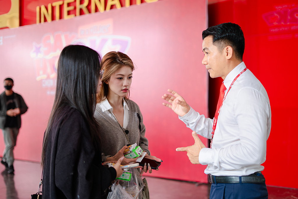 Học sinh THPT tham dự sự kiện "Say HiU 2k7" tìm hiểu ngành nghề và đăng ký nguyện vọng vào HIU