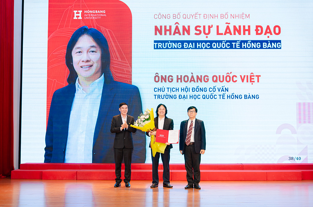 GS.TS.BS Phạm Văn Linh (bìa trái) và PGS.TS Nguyễn Bá Hoàng - Chủ tịch Hội đồng trường HIU (bìa phải) trao quyết định bổ nhiệm vị trí Chủ tịch Hội đồng cố vấn HIU cho ông Hoàng Quốc Việt (giữa).