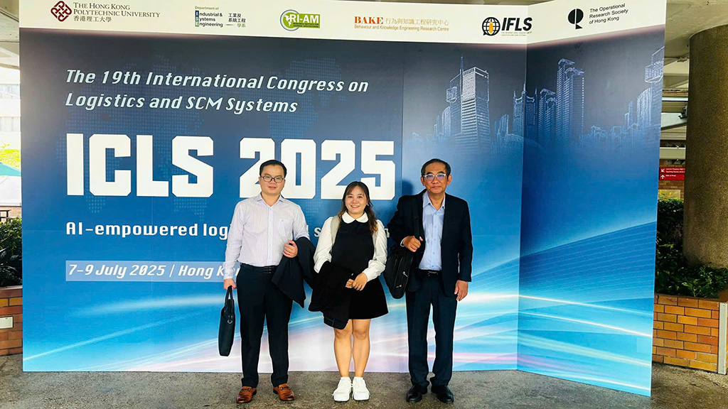 (Từ phải qua trái) NGND. PGS.TS Hồ Thanh Phong, ThS. Võ Thị Hồng Hạnh và TS. Đặng Thanh Tuấn