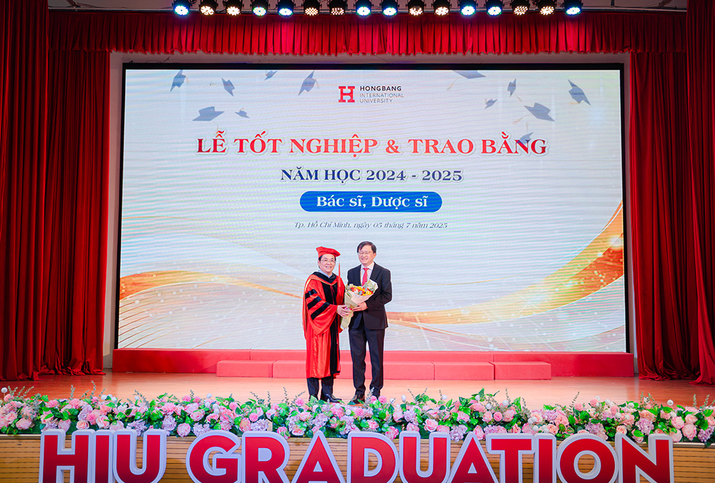 PGS.TS Nguyễn Hữu Huy Nhựt (trái) tặng hoa tri ân đến GS.TS.BS Phù Chí Dũng