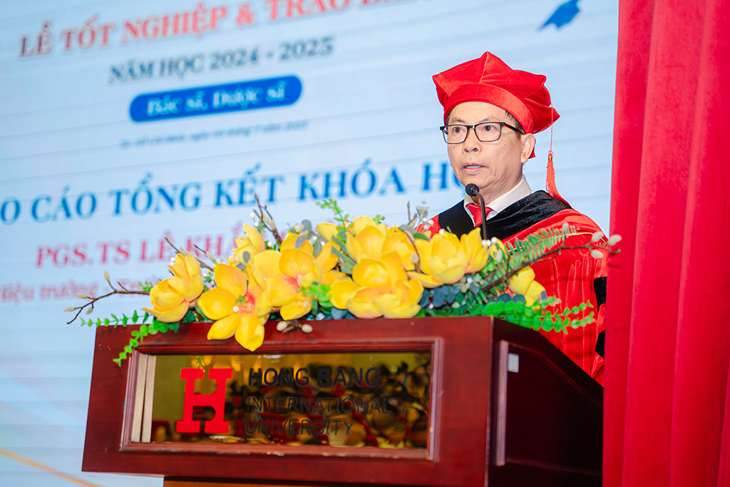 PGS.TS Lê Khắc Cường - Phó Hiệu trưởng HIU phát biểu tại Lễ Tốt nghiệp