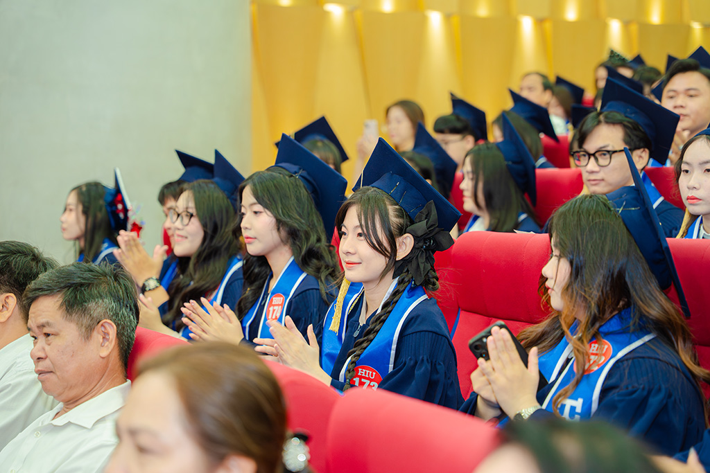 Tân khoa HIU rạng rỡ trong ngày tốt nghiệp – dấu mốc quan trọng của hành trình trưởng thành