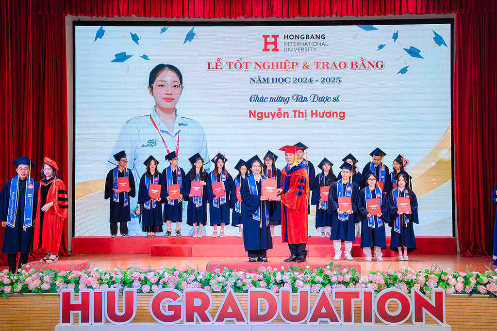 GS.TS.BS Phạm Văn Lình - Hiệu trưởng HIU trao bằng tốt nghiệp cho các tân khoa
