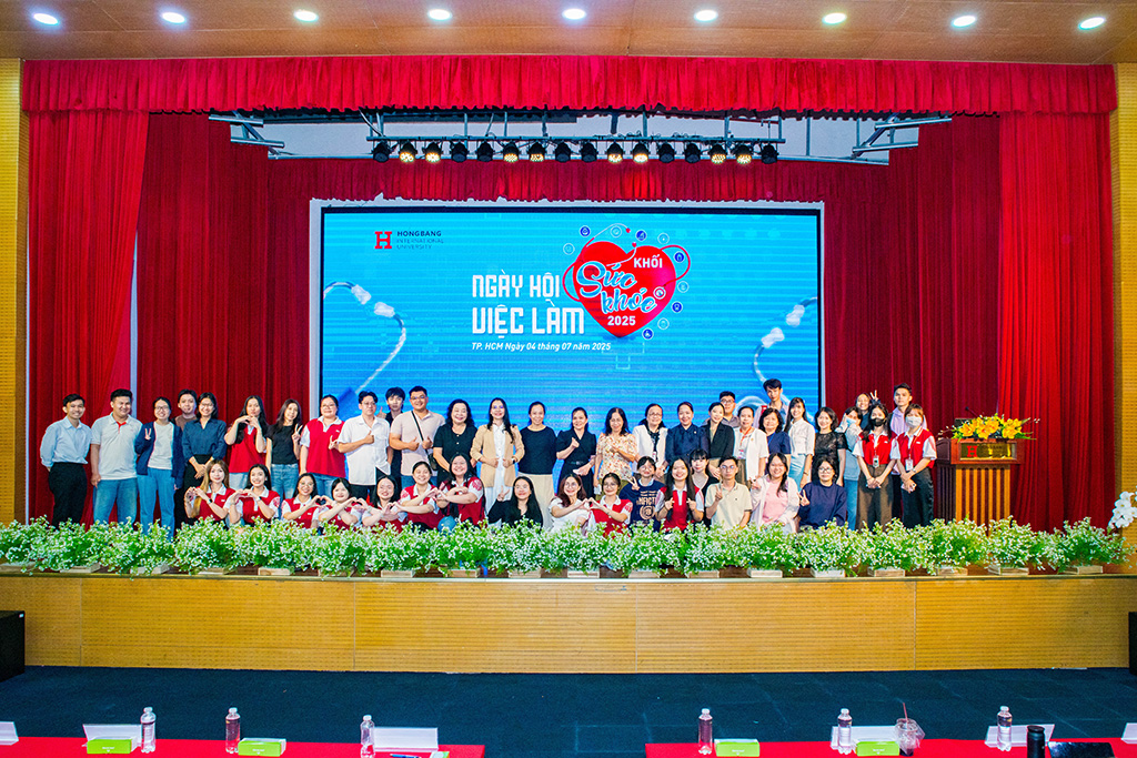 Đại diện các đơn vị ứng tuyển, giảng viên và sinh viên HIU chụp ảnh lưu niệm