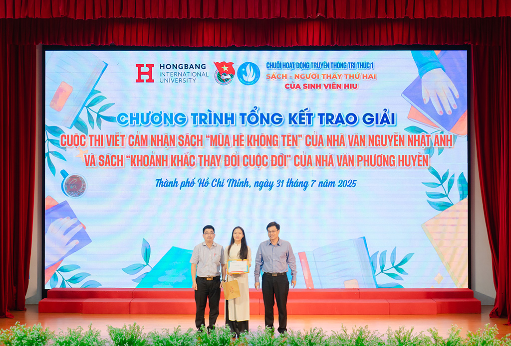 TS. Trần Văn Hùng. Phó Trưởng Khoa Phụ trách Khoa Kỹ thuật và Công nghệ (bìa trái) và Ông Đoàn Kim Thành – Giám đốc Trung tâm Phát triển Khoa học và Công nghệ trẻ, Thành đoàn TP.HCM (bìa phải) trao tặng Giải Nhất cho sinh viên Phạm Thị Thanh Nhàng (giữa)