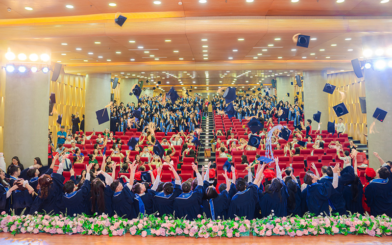 Hãy sống tử tế, sống hết mình vì không ai trẻ mãi