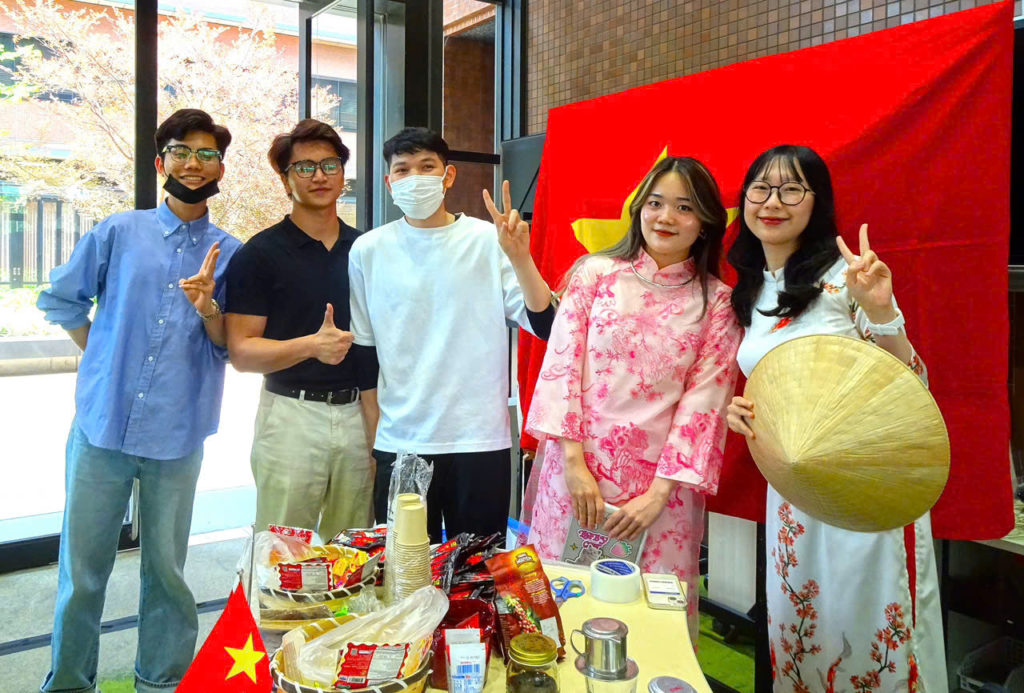 An Khương (ngoài cùng bên phải) tham gia trao đổi ngắn hạn tại Đại học Quốc tế Osaka. Ảnh: NVCC