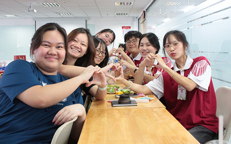 Sinh viên HIU giao lưu học thuật và văn hóa với Đại học Quốc gia Singapore