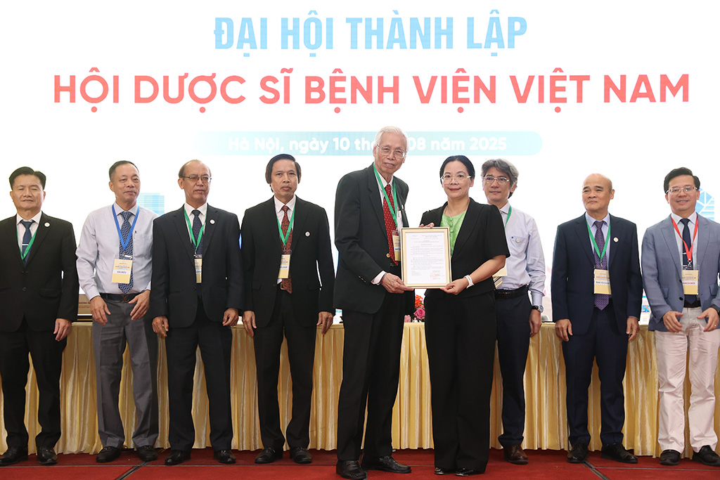 Đại diện Bộ Nội vụ trao quyết định thành lập Hội Dược sĩ bệnh viện Việt Nam cho PGS.TS Lê Văn Truyền, nguyên Thứ trưởng Bộ Y tế, Trưởng Ban vận động thành lập Hội Dược sĩ bệnh viện Việt Nam.