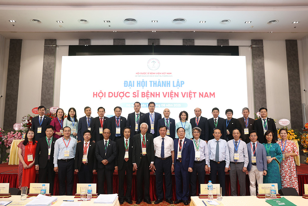  PGS.TS.DS Nguyễn Thị Thu Thủy – Phó Hiệu trưởng Trường Đại học Quốc tế Hồng Bàng (hàng hai, thứ sáu từ phải sang) được bầu vào Ban Thường vụ Hội Dược sĩ Bệnh viện Việt Nam.