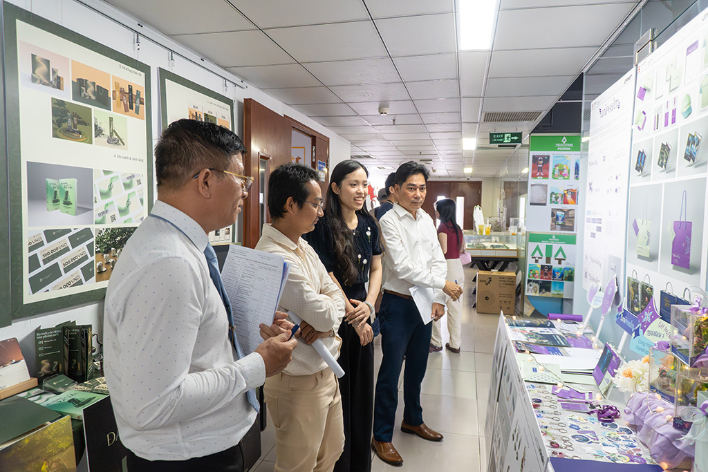 Buổi bảo vệ đồ án tốt nghiệp ngành Thiết kế đồ họa Trường Đại học Quốc tế Hồng Bàng (HIU) diễn ra ngày 08/8/2025