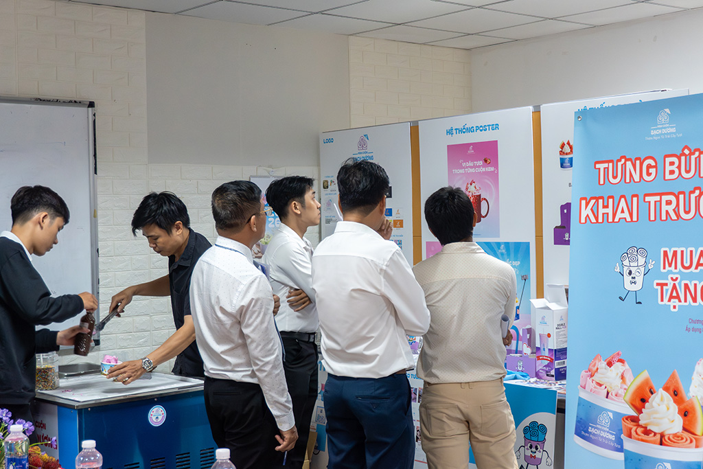 Sinh viên thực tập tại Công ty TNHH Công nghệ Thực phẩm Bạch Dương với dự án thiết kế bộ nhận diện thương hiệu.