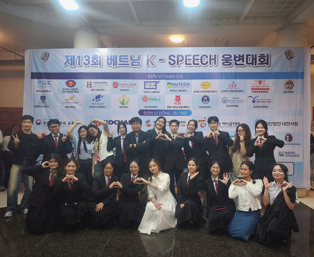 Lê Công Hậu  chụp ảnh kỷ niệm tại Cuộc thi Hùng biện Tiếng Hàn K-SPEECH