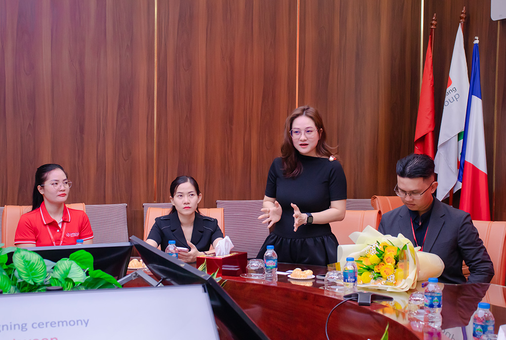 Bà Phạm Thị Ngọc Ánh phát biểu tại buổi lễ