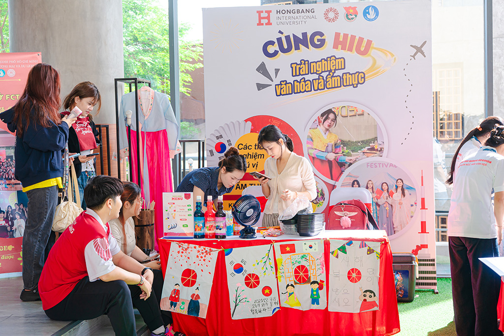 Không gian  giao lưu quốc tế do sinh viên Khoa Ngôn ngữ và Văn hóa Quốc tế HIU phụ trách