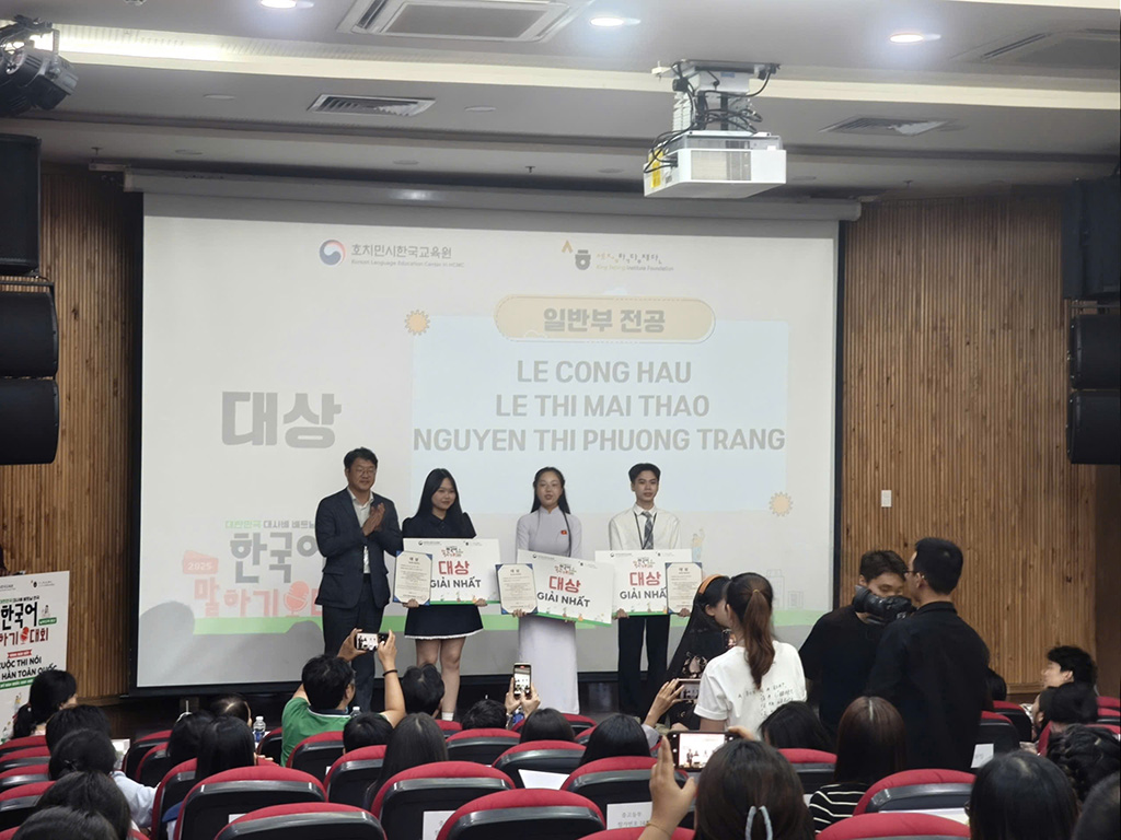 Lê Công Hậu (bìa phải) xuất sắc giành giải Nhất khu vực phía Nam tại "Cuộc thi Nói tiếng Hàn – Cúp Đại sứ Hàn Quốc 2025”
