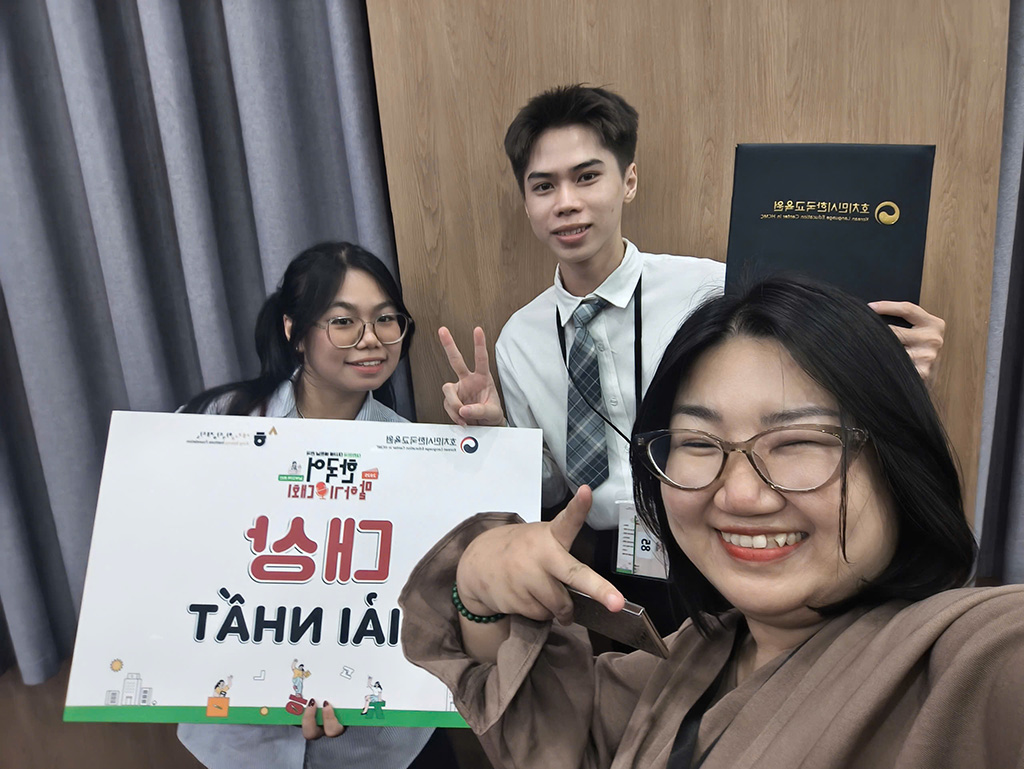 Cô ThS. NCS Nguyễn Thị Hạnh Dung (áo nâu) người luôn đồng hạnh, hỗ trợ và động viên Hậu trong suốt cuộc thi diễn ra