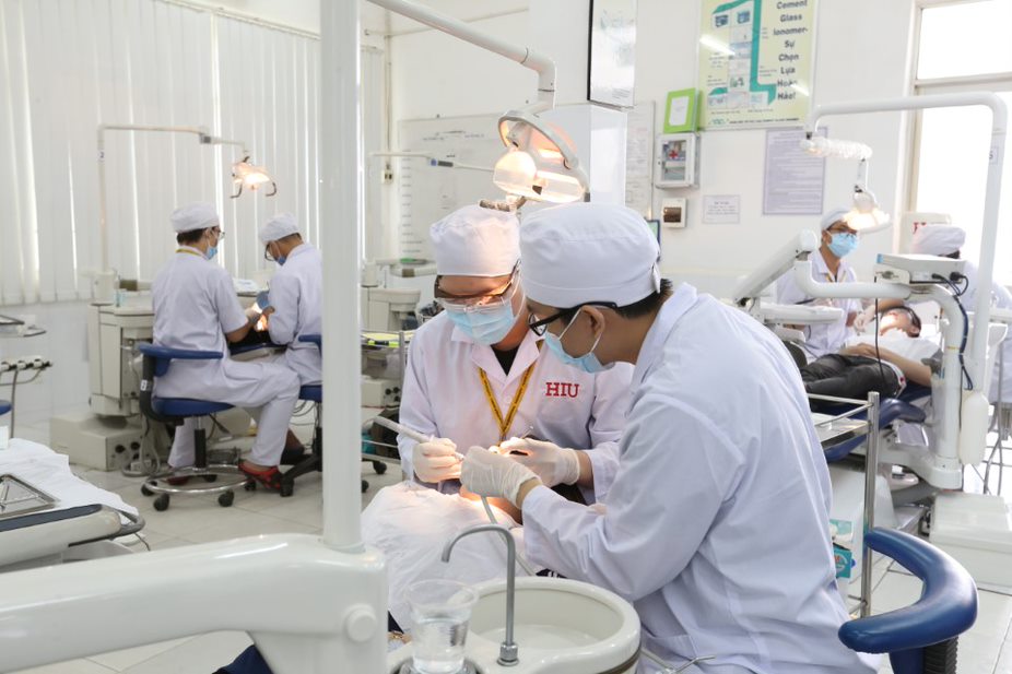 Sinh viên ngành Răng Hàm Mặt trong giờ học thực hành