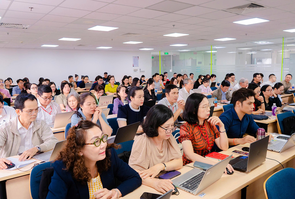 Các giảng viên, cán bộ nhân viên HIU tích cực thực hành trên máy tính để làm quen với các công cụ AI
