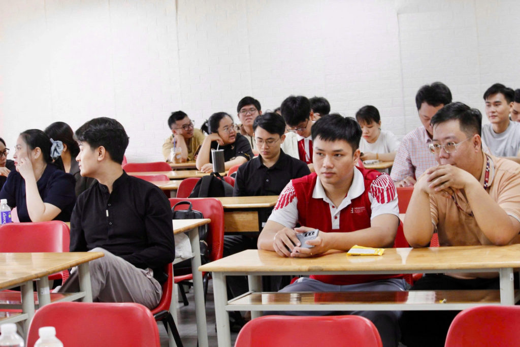 Sinh viên HIU tại buổi workshop "Dựa vào Kinh văn Nội Kinh, Nan Kinh phân chia tầng thứ trong đắc khí và lượng hóa kỹ thuật"