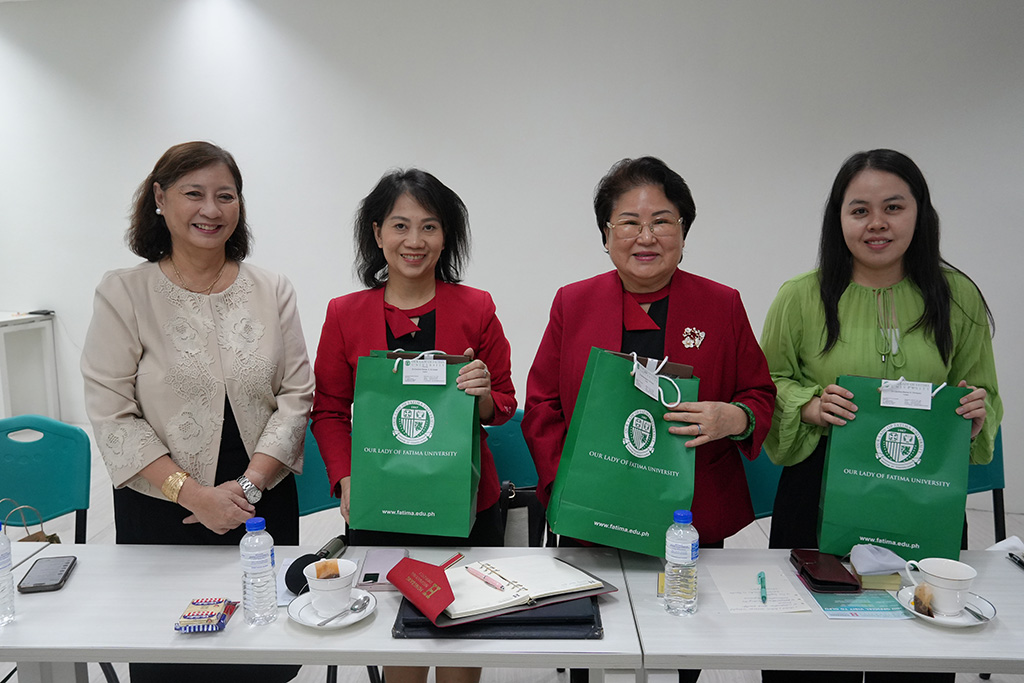 (Từ trái qua phải) Đại diện OLFU, TS. Caroline Marian S. Enriquez – Hiệu trưởng, trao quà lưu niệm cho các thành viên đoàn HIU: PGS.TS.DS Nguyễn Thị Thu Thủy, GVC.TTƯT.ThS NguyễnThị Hương và Cô Nguyễn Ngọc Vân.