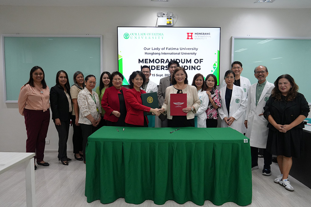 PGS.TS.DS Nguyễn Thị Thu Thủy – Phó Hiệu trưởng HIU (trái) cùng TS. Caroline Marian S. Enriquez – Hiệu trưởng OLFU (phải) ký kết Biên bản ghi nhớ hợp tác