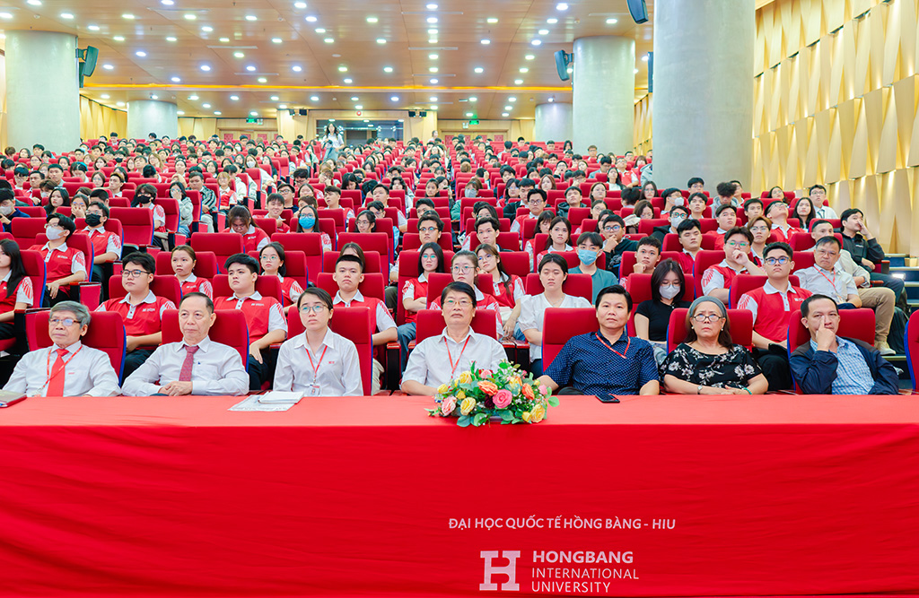 Tham dự sự kiện có Ban chủ nhiệm, tập thể thầy cô và sinh viên nhiều thế hệ của Khoa Y HIU