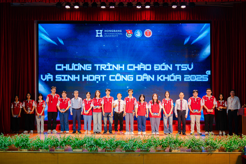Ban Chủ nhiệm Khoa Y trao tặng ống nghe y tế cho tân sinh viên K25