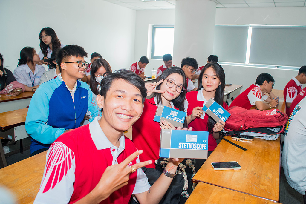 Nhóm tân sinh viên K25 vui vẻ chụp ảnh cùng món quà đầu năm học từ Khoa Y