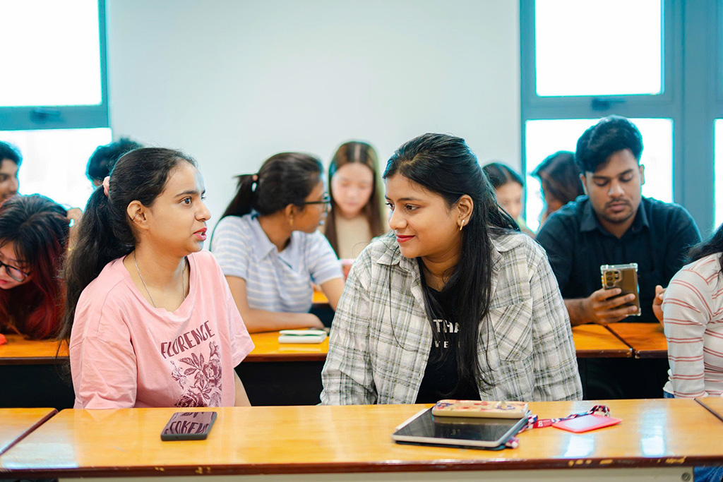 Hai sinh viên quốc tế HIU trao đổi tại sự kiện Orientation Day ngày 10/9 vừa qua