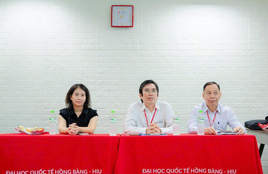 (Từ trái qua phải) PGS.TS.DS Nguyễn Thị Thu Thủy - Phó Hiệu trưởng HIU, TS.BS. Nguyễn Công Trung - Phó Trưởng Khoa Y, PGS.TS.BS. Phạm Huy Hùng - Phó Trưởng Khoa Y