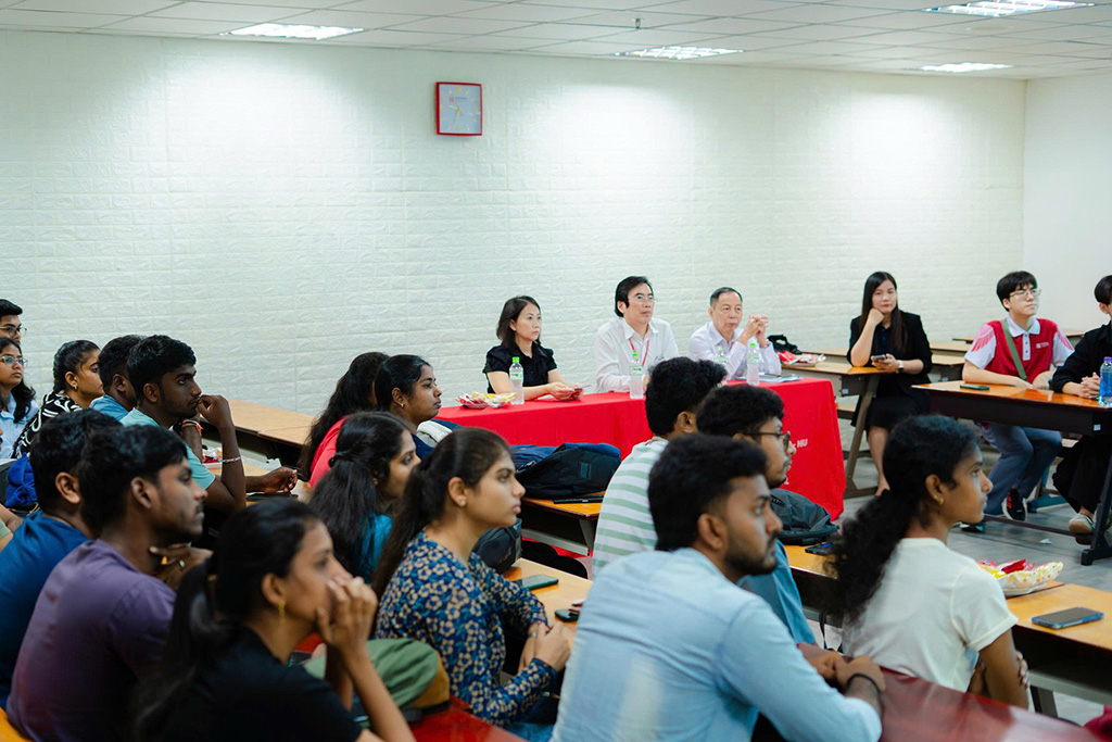 HIU đào tạo 6 chương trình tiếng Anh gồm Y khoa, Răng Hàm Mặt, Dược học, Điều dưỡng, Digital Marketing và ngành Logistics và Quản lý Chuỗi cung ứng