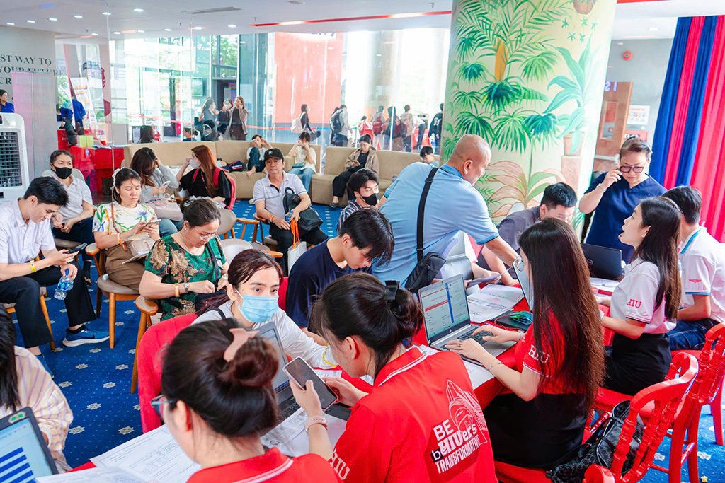 Đông đảo phụ huynh và thí sinh nhập học tại Trường Đại học Quốc tế Hồng Bàng
