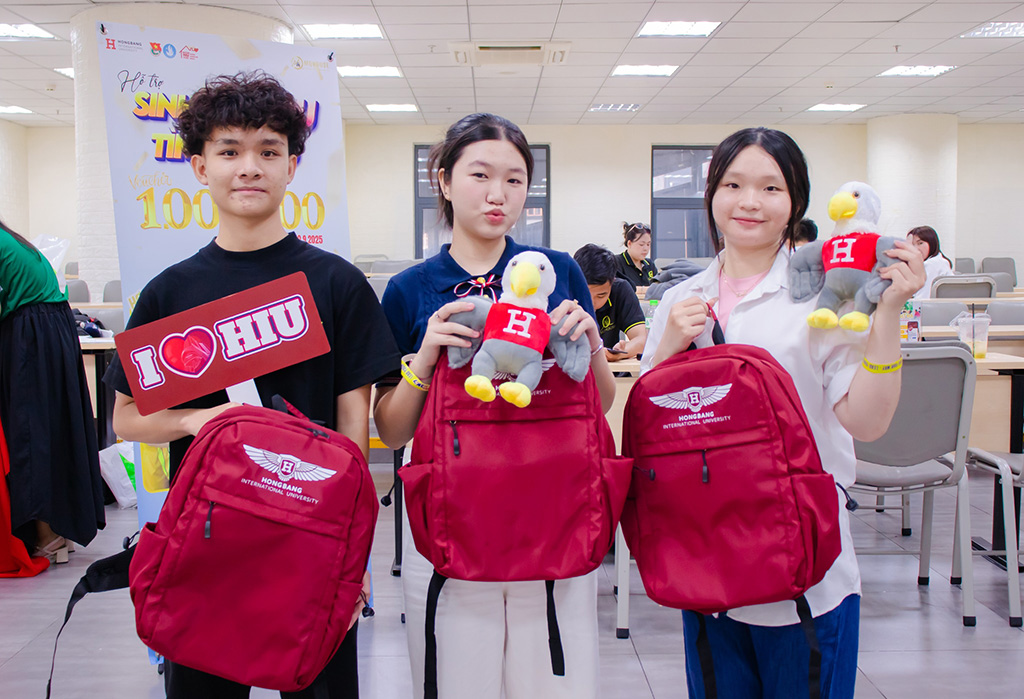 Tân sinh viên rộn ràng ngày nhập học cùng quà tặng đáng yêu
