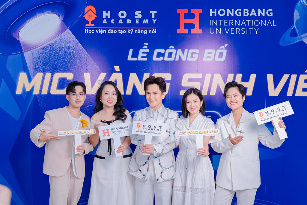 (từ trái qua phải) MC Hải Đăng, MC Bích Trâm, MC Nguyễn Hoàng Vũ, MC KiWi Kim Quý, MC Hải Linh