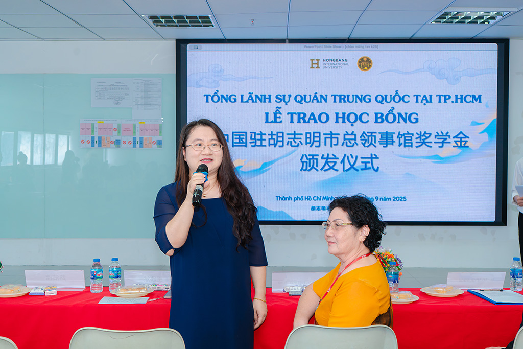 Bà Vương Hân Nhiên - Chủ nhiệm Văn phòng Tổng Lãnh sự quán Trung Quốc tại TP.HCM phát biểu tại Lễ trao học bổng